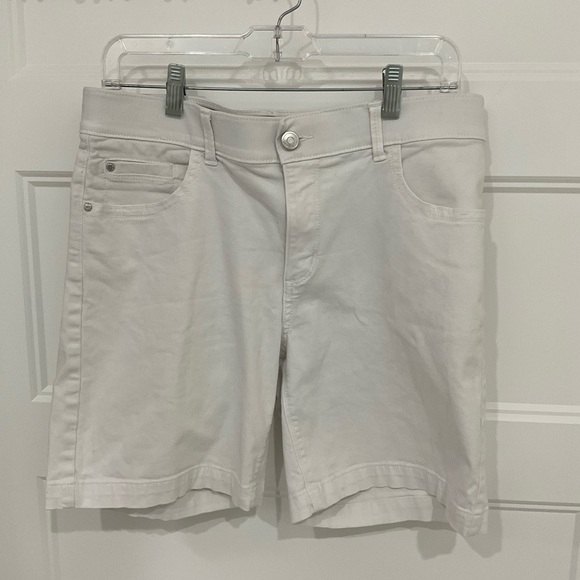 White shorts - Picture 2 of 3